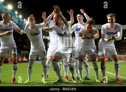 Leeds United's Pontus Jansson punteggio celebra il suo lato del primo obiettivo del gioco durante il cielo di scommessa match del campionato a Elland Road, Leeds. Foto Stock