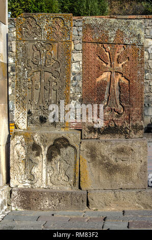 Due khachkars medievale scolpita nel XII secolo e installato vicino alla chiesa Katoghike nel Monastero di Geghard in Armenia Foto Stock