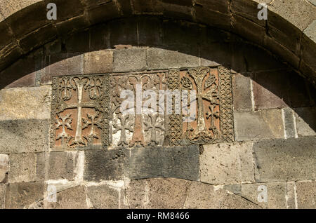 Sporgenza di forma ovale al di sopra della parete scolpita con croci e modelli sopra l'ingresso al Monastero di Geghard in Armenia Foto Stock