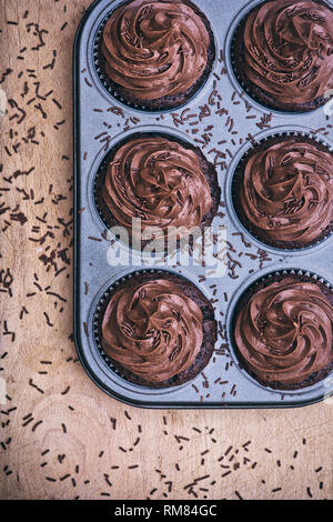 In casa tortini di cioccolato in un muffin tin Foto Stock