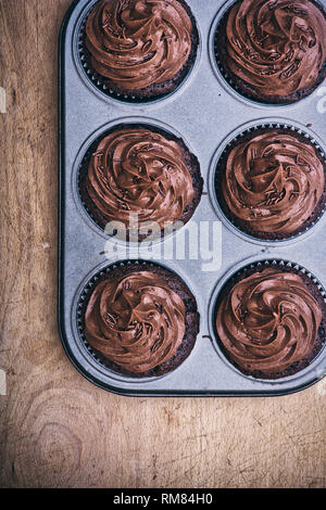 In casa tortini di cioccolato in un muffin tin Foto Stock