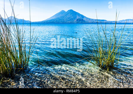 Atitlan & Toliman vulcani sul lago Atitlan in altipiano guatemalteco Foto Stock