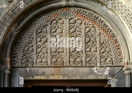 Pietra di cava ovale al di sopra del portale con scolpito modelli di frutta sopra la porta della chiesa Katoghike nel Monastero di Geghard. Foto Stock