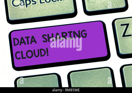 La grafia la scrittura di testo sulla condivisione dei dati cloud. Concetto significato utilizzando tecnologie internet per la condivisione di file tra utenti chiave di tastiera intenzione di creare Foto Stock
