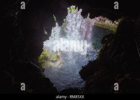 Vista la tomaia Duden cade da una grotta sotto una cascata, Antalya, Turchia Foto Stock