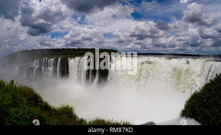 Cascate di Iguazu sul confine di Argentina e Brasile fa la cascata più grande sistema nel mondo. Aspettiamo di vedere molti aspetti differenti. Foto Stock