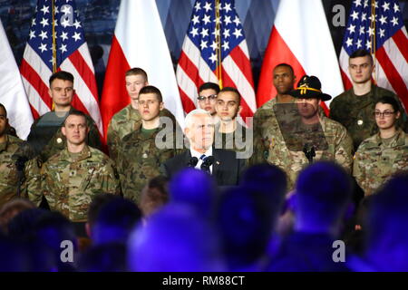 Varsavia, Polonia. Xiii Febbraio, 2019. Vice Presidente USA Michael Pence detiene il discorso al primo ponte aereo di base per incontrarci e soldati polacchi a Varsavia. Credito: PACIFIC PRESS/Alamy Live News Credito: PACIFIC PRESS/Alamy Live News Foto Stock