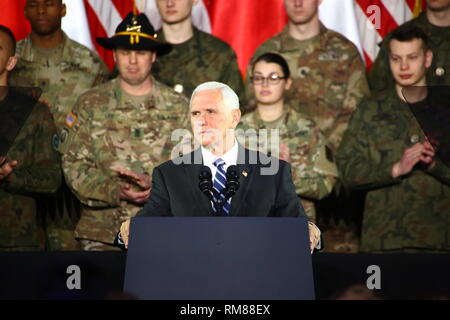 Varsavia, Polonia. Xiii Febbraio, 2019. Vice Presidente USA Michael Pence detiene il discorso al primo ponte aereo di base per incontrarci e soldati polacchi a Varsavia. Credito: PACIFIC PRESS/Alamy Live News Credito: PACIFIC PRESS/Alamy Live News Foto Stock