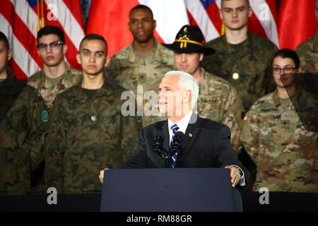 Varsavia, Polonia. Xiii Febbraio, 2019. Vice Presidente USA Michael Pence detiene il discorso al primo ponte aereo di base per incontrarci e soldati polacchi a Varsavia. Credito: PACIFIC PRESS/Alamy Live News Credito: PACIFIC PRESS/Alamy Live News Foto Stock