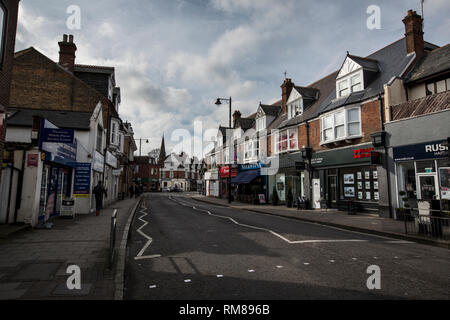 Weybridge High Street, Weybridge, Surrey, Inghilterra, città sul fiume modo in Surrey alla periferia di Londra, Regno Unito Foto Stock