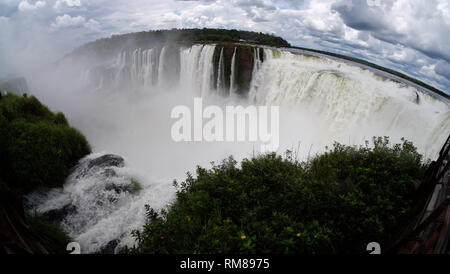 Cascate di Iguazu sul confine di Argentina e Brasile fa la cascata più grande sistema nel mondo. Aspettiamo di vedere molti aspetti differenti. Foto Stock