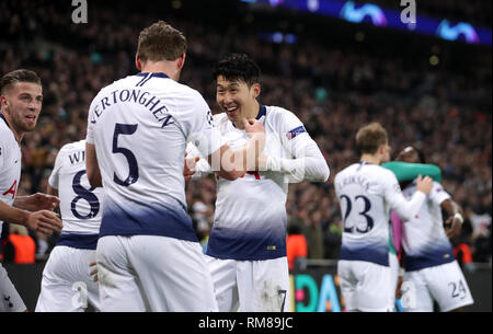 Tottenham Hotspur di Jan Vertonghen (sinistra) punteggio celebra il suo lato il secondo obiettivo del gioco durante la UEFA Champions League round di 16, la prima gamba corrispondono allo Stadio di Wembley, Londra. Foto Stock