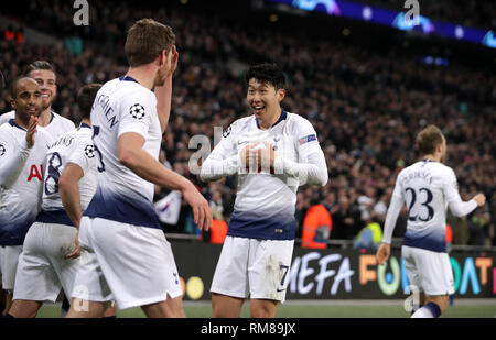 Tottenham Hotspur di Jan Vertonghen (sinistra) punteggio celebra il suo lato il secondo obiettivo del gioco durante la UEFA Champions League round di 16, la prima gamba corrispondono allo Stadio di Wembley, Londra. Foto Stock