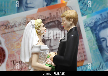 Sposa e lo sposo figure con British banconote re i costi di matrimonio matrimonio divorzio avvocati prima volta casa acquirenti ETC REGNO UNITO Foto Stock