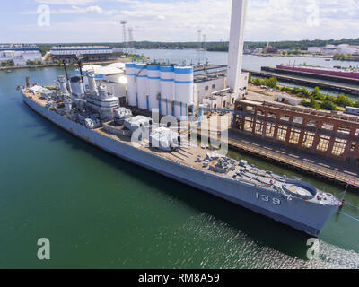 Vista aerea del USS Salem CA-139 incrociatore pesante a Quincy, Massachusetts, STATI UNITI D'AMERICA. USS Salem è stata servita in US Navy tra il 1949 e il 1959. Foto Stock