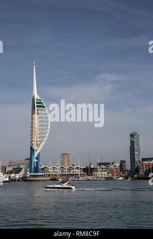 Spinnaker Tower di Portsmouth da Gosport Harbour Foto Stock