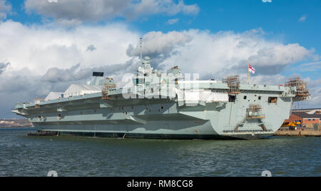 HMS Queen Elizabeth portaerei nel porto di Portsmouth Foto Stock