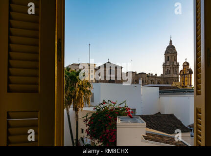 Finestra ritagliata vista sui tetti della città di torre campanaria al crepuscolo, Cattedrale di Malaga, Andalusia, Spagna Foto Stock