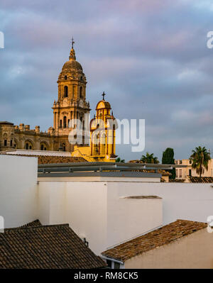 Vista sui tetti della città di torre campanaria al crepuscolo, Basilica Cattedrale, Malaga, Andalusia, Spagna Foto Stock