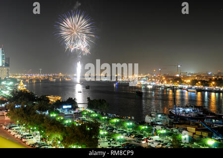 L'annuale internazionale di Dubai Fashion Week fuochi d' artificio celebrazioni quotidiane durante oltre l'evento oltre il Dubai Creek a Dubai, Emirati Arabi Uniti Foto Stock