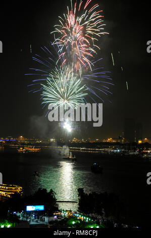 L'annuale internazionale di Dubai Fashion Week fuochi d' artificio celebrazioni quotidiane durante oltre l'evento oltre il Dubai Creek a Dubai, Emirati Arabi Uniti Foto Stock