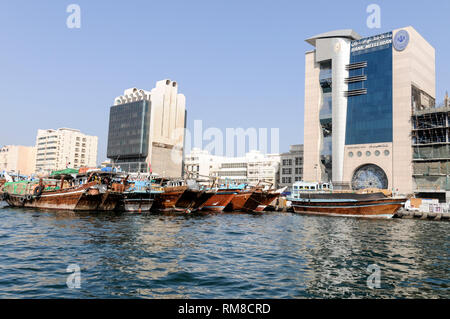 Una flotta di grandi marineria costruito in legno dhow Arabo (barca) ormeggiate lungo le rive del Torrente di Dubai, un torrente di acqua salata si trova a Dubai, Arabi Uniti e Foto Stock