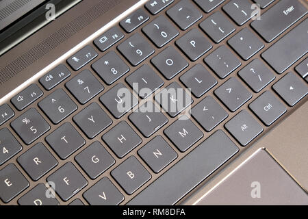 Parte di laptop aperti con la tastiera, il touchpad e specchio vuoto di schermo nero notebook aperto vista superiore closeup Foto Stock