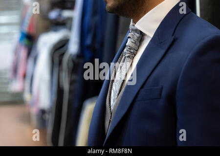 Lo sposo in posa con il blu abito nuziale Foto Stock