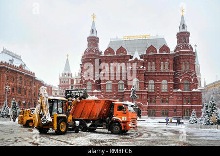 = rimozione neve macchine a Manezhnaya Square di forti nevicate = nevicata record coperte Mosca su Mercoledì, 13 febbraio 2019, con strade, buildi Foto Stock