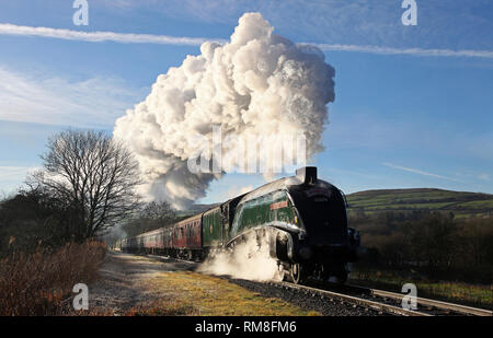 A4 60009 Unione Sudafricana capi lontano da Irwell Vale sulla East lancs ferrovia. Foto Stock