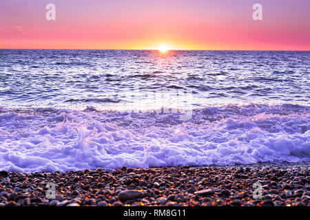 Viola paesaggio con mare e tramonto. sera sun oltre oceano. Uno splendido scenario con il tramonto sul mare vista panoramica Foto Stock