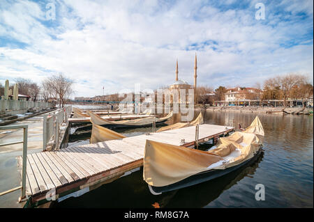 Nostalgico viaggio turistico nei pressi di barche in legno ponte sospeso sul nevoso inverno tempo nel fiume Kizilirmak Turistico città di Avanos. Foto Stock