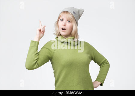 Ragazza Shcoked agitando il dito indice fino dare consigli per interrompere. Foto Stock