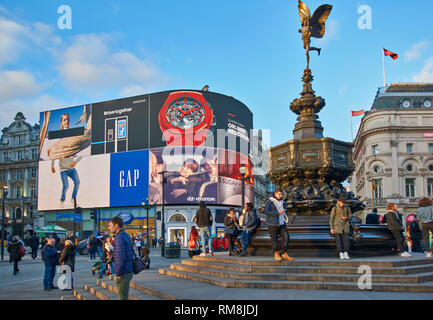 Londra PICCADILLY CIRCUS la statua di Eros e molti annunci pubblicitari colorati Foto Stock