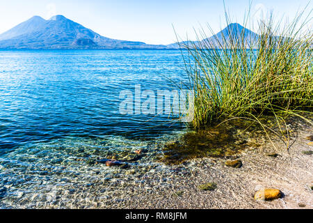 Atitlan, Toliman & San Pedro vulcani sul lago Atitlan in altipiano guatemalteco Foto Stock