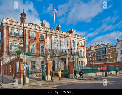 Londra The Wallace Collection Hertford House Manchester Square persone al di fuori della casa la mattina presto Foto Stock