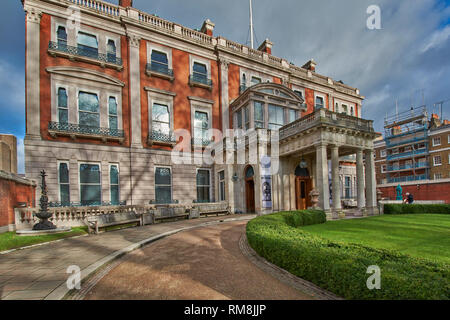 Londra The Wallace Collection Hertford House Manchester Square il vialetto e prato la mattina presto Foto Stock