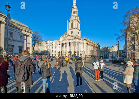 Londra Trafalgar Square di persone o della folla di ascolto cantante SUONATORE AMBULANTE O AL DI FUORI DI SAN MARTIN NEI CAMPI Foto Stock