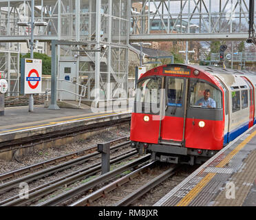 Londra la metropolitana o treno Arrivando alla stazione di Acton Town sulla Piccadilly line per i terminali di Heathrow Foto Stock