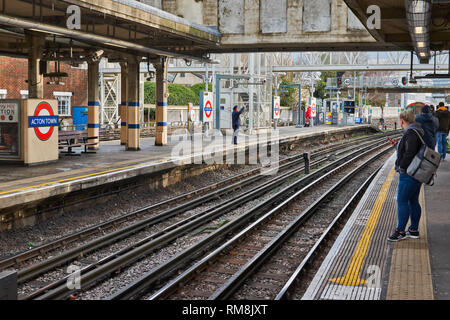 Londra la metropolitana o treno Arrivando alla stazione di Acton Town sulla Piccadilly line Foto Stock