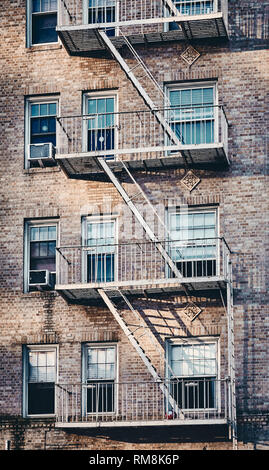 Vecchio edificio con fire escape, dai toni di colore immagine, New York City, Stati Uniti d'America. Foto Stock