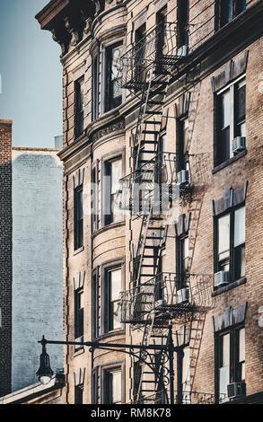 New York vecchio edificio con fire escape, dai toni di colore immagine, STATI UNITI D'AMERICA. Foto Stock