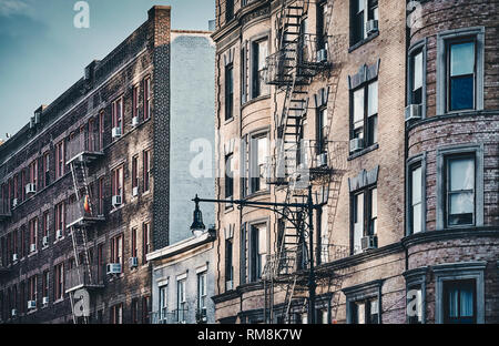 New York di vecchi edifici con il fuoco sfugge, dai toni di colore immagine, STATI UNITI D'AMERICA. Foto Stock