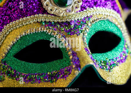 Jester mascherare fino a chiudersi contro lo sfondo nero. Foto Stock