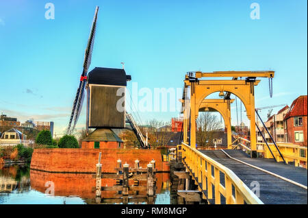 Molen De mettere il mulino e il Ponte di Rembrandt in Leiden - South Holland, Paesi Bassi Foto Stock