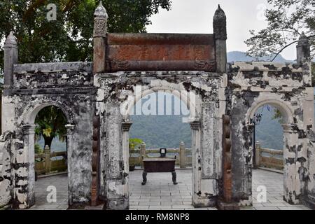 Feilai tempio è un tempio buddista situato sulla banca del fiume di Bei in Qingyuan, Guangdong, Cina. La traduzione del testo in cinese è Feilai Tempe. Foto Stock