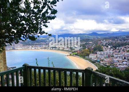 Vista della spiaggia Concha a San Sebastian, Donostia dal monte Igeldo. Paesaggio Foto Stock