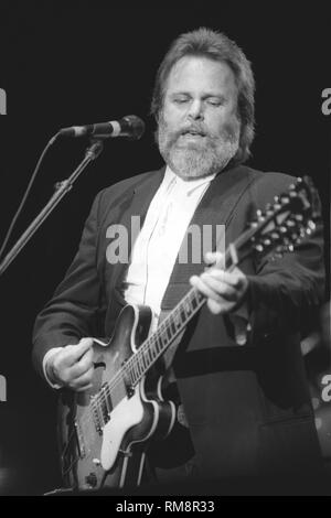 Cantante, compositore e chitarrista Carl Wilson dei Beach Boys è mostrato esibirsi sul palco durante un 'live' aspetto di concerto. Foto Stock