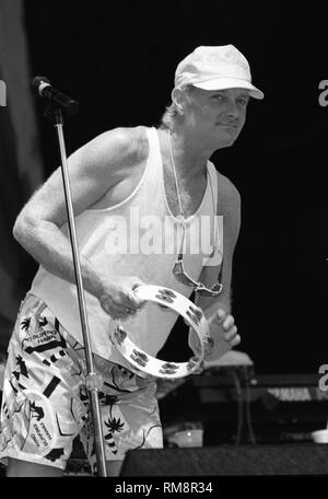 Il cantante Mike Love dei Beach Boys è mostrato esibirsi sul palco durante un 'live' aspetto di concerto. Foto Stock