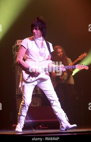 Il chitarrista Jeff Beck è mostrato esibirsi sul palco durante un 'live' aspetto di concerto. Foto Stock